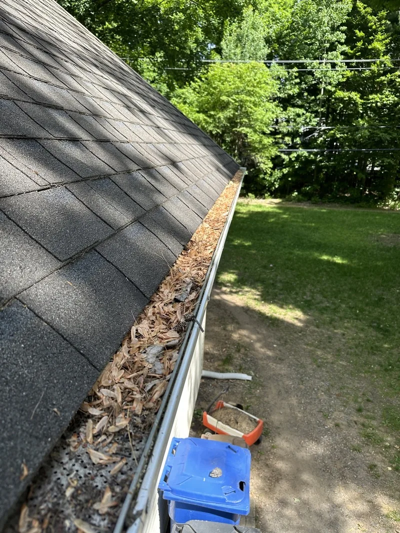 Gutter Cleaning — Ici j'essuie