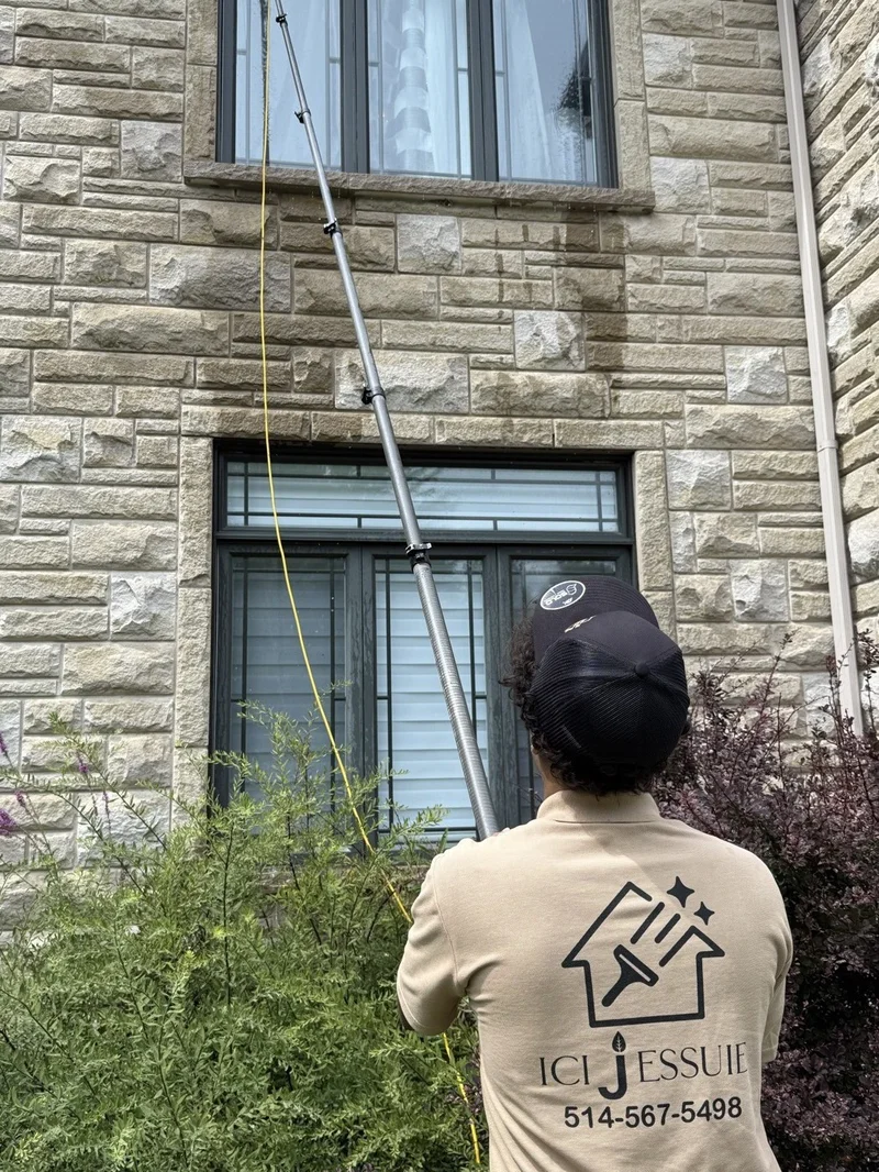 Technicien avec perche